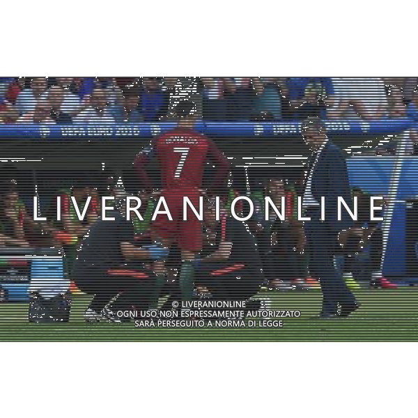 UEFA Francia EURO 2016 Final Tournament Final Parigi Saint-Denis - 10.07.2016 Portogallo-Francia Nella Foto: cristiano ronaldo a terra sofferente e dolorante dopo l\'infortunio, esce dal campo in lacrime /Ph.Vitez-Ag. Aldo Liverani