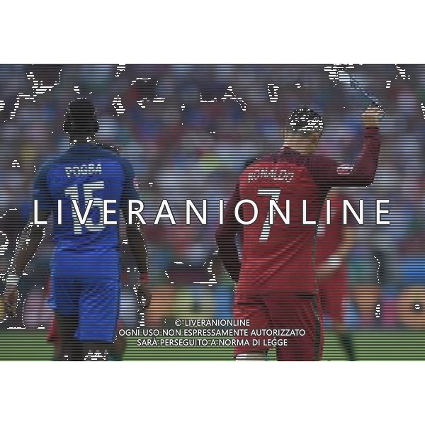 UEFA Francia EURO 2016 Final Tournament Final Parigi Saint-Denis - 10.07.2016 Portogallo-Francia Nella Foto: cristiano ronaldo sofferente e dolorante dopo l\'infortunio, si toglie la fascia da capitano e esce dal campo in lacrime /Ph.Vitez-Ag. Aldo Liverani