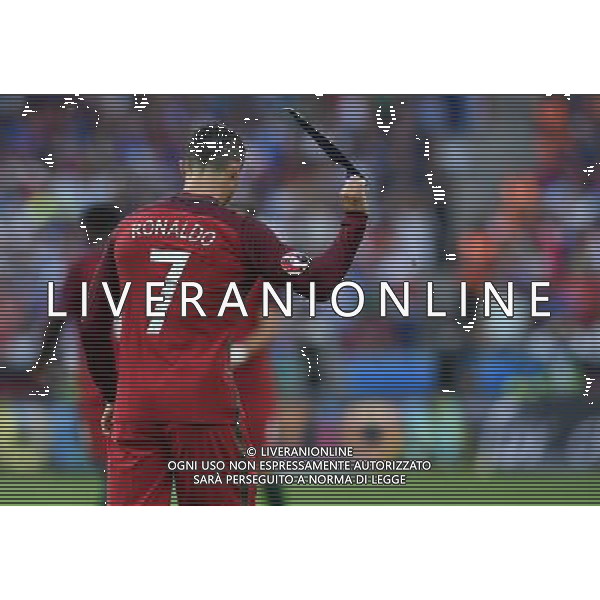 UEFA Francia EURO 2016 Final Tournament Final Parigi Saint-Denis - 10.07.2016 Portogallo-Francia Nella Foto: cristiano ronaldo sofferente e dolorante dopo l\'infortunio, si toglie la fascia da capitano e esce dal campo in lacrime /Ph.Vitez-Ag. Aldo Liverani
