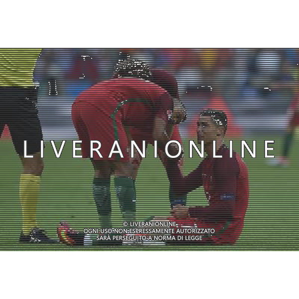 UEFA Francia EURO 2016 Final Tournament Final Parigi Saint-Denis - 10.07.2016 Portogallo-Francia Nella Foto: cristiano ronaldo a terra sofferente e dolorante dopo l\'infortunio, e esce dal campo in lacrime /Ph.Vitez-Ag. Aldo Liverani