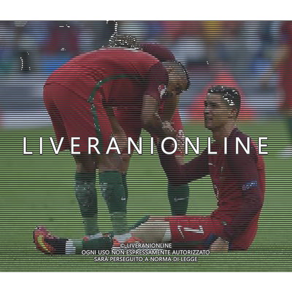 UEFA Francia EURO 2016 Final Tournament Final Parigi Saint-Denis - 10.07.2016 Portogallo-Francia Nella Foto: cristiano ronaldo a terra sofferente e dolorante dopo l\'infortunio, e esce dal campo in lacrime /Ph.Vitez-Ag. Aldo Liverani