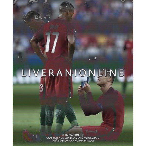 UEFA Francia EURO 2016 Final Tournament Final Parigi Saint-Denis - 10.07.2016 Portogallo-Francia Nella Foto: cristiano ronaldo a terra sofferente e dolorante dopo l\'infortunio, e esce dal campo in lacrime /Ph.Vitez-Ag. Aldo Liverani