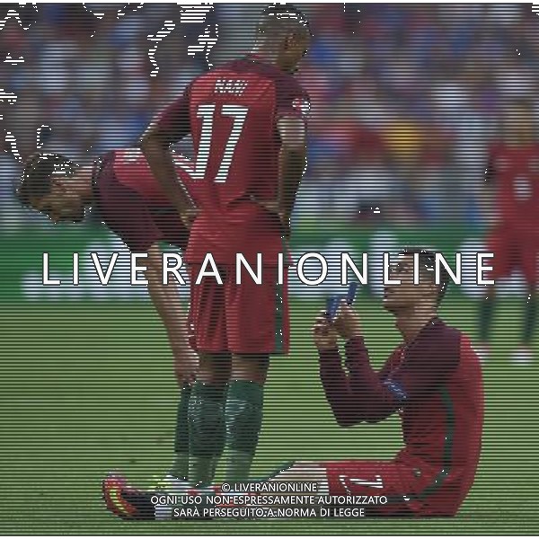 UEFA Francia EURO 2016 Final Tournament Final Parigi Saint-Denis - 10.07.2016 Portogallo-Francia Nella Foto: cristiano ronaldo a terra sofferente e dolorante dopo l\'infortunio, e esce dal campo in lacrime /Ph.Vitez-Ag. Aldo Liverani