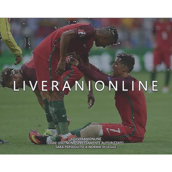 UEFA Francia EURO 2016 Final Tournament Final Parigi Saint-Denis - 10.07.2016 Portogallo-Francia Nella Foto: cristiano ronaldo a terra sofferente e dolorante dopo l\'infortunio, e esce dal campo in lacrime /Ph.Vitez-Ag. Aldo Liverani