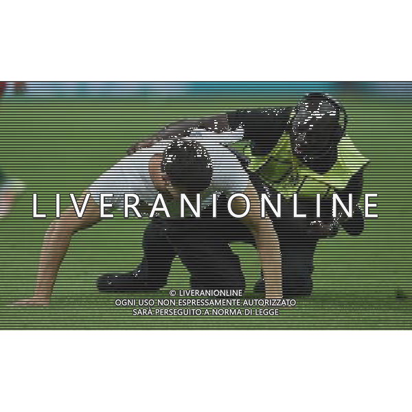 UEFA Francia EURO 2016 Final Tournament Final Parigi Saint-Denis - 10.07.2016 Portogallo-Francia Nella Foto:invasione di campo di un tifoso che viene subito fermato /Ph.Vitez-Ag. Aldo Liverani