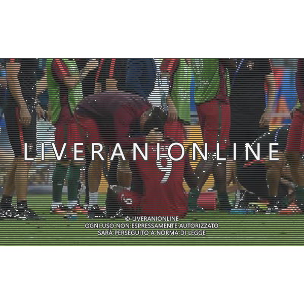 UEFA Francia EURO 2016 Final Tournament Final Parigi Saint-Denis - 10.07.2016 Portogallo-Francia Nella Foto: cristiano ronaldo va incitare i compagni dalla panchina e li incita prima dei supplementari /Ph.Vitez-Ag. Aldo Liverani
