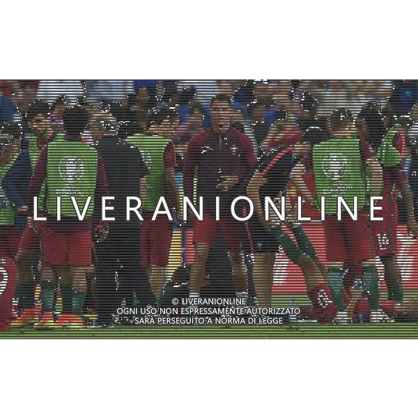 UEFA Francia EURO 2016 Final Tournament Final Parigi Saint-Denis - 10.07.2016 Portogallo-Francia Nella Foto: cristiano ronaldo va incitare i compagni dalla panchina e li incita prima dei supplementari /Ph.Vitez-Ag. Aldo Liverani