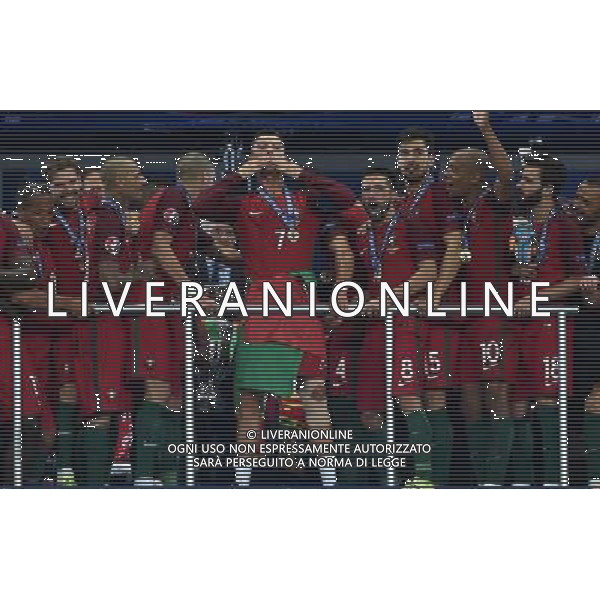 UEFA Francia EURO 2016 Final Tournament Final Parigi Saint-Denis - 10.07.2016 Portogallo-Francia Nella Foto: cristiano ronaldo festeggia sul palco /Ph.Vitez-Ag. Aldo Liverani