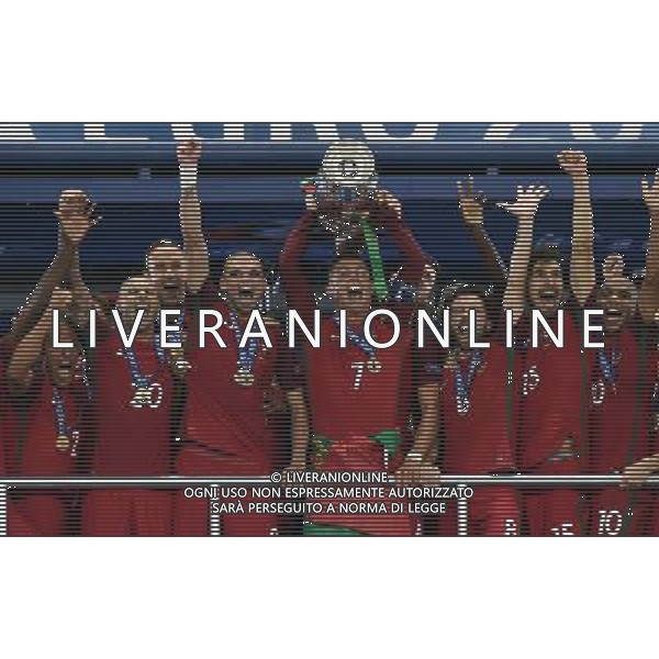 UEFA Francia EURO 2016 Final Tournament Final Parigi Saint-Denis - 10.07.2016 Portogallo-Francia Nella Foto: cristiano ronaldo festeggia sul palco e alza la coppa /Ph.Vitez-Ag. Aldo Liverani