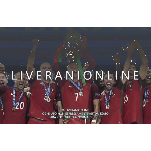UEFA Francia EURO 2016 Final Tournament Final Parigi Saint-Denis - 10.07.2016 Portogallo-Francia Nella Foto: cristiano ronaldo festeggia sul palco e alza la coppa /Ph.Vitez-Ag. Aldo Liverani