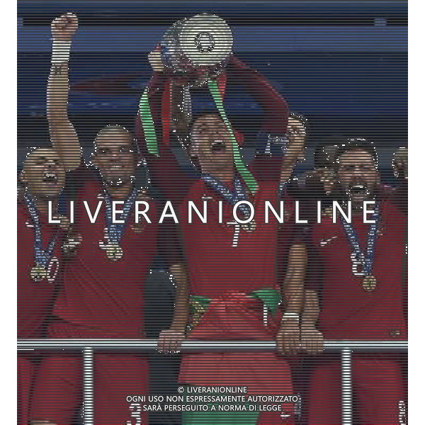 UEFA Francia EURO 2016 Final Tournament Final Parigi Saint-Denis - 10.07.2016 Portogallo-Francia Nella Foto:ronaldo alza la coppa /Ph.Vitez-Ag. Aldo Liverani