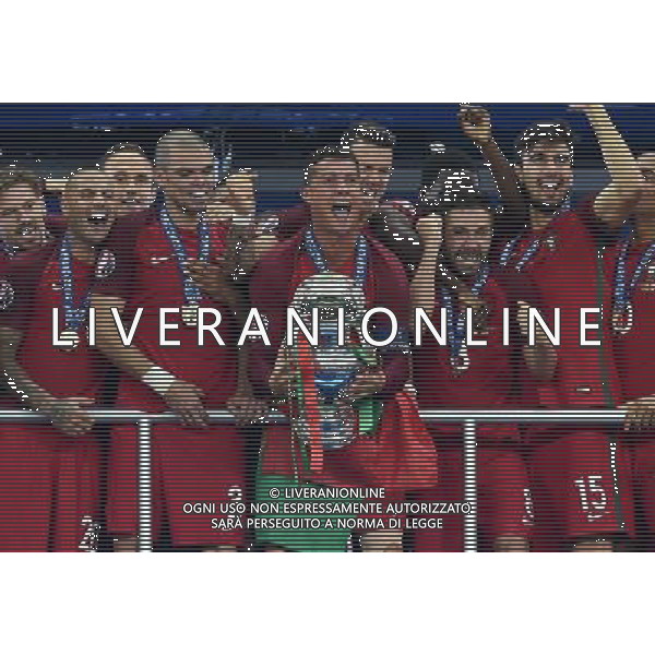 UEFA Francia EURO 2016 Final Tournament Final Parigi Saint-Denis - 10.07.2016 Portogallo-Francia Nella Foto: cristiano ronaldo festeggia sul palco e alza la coppa /Ph.Vitez-Ag. Aldo Liverani