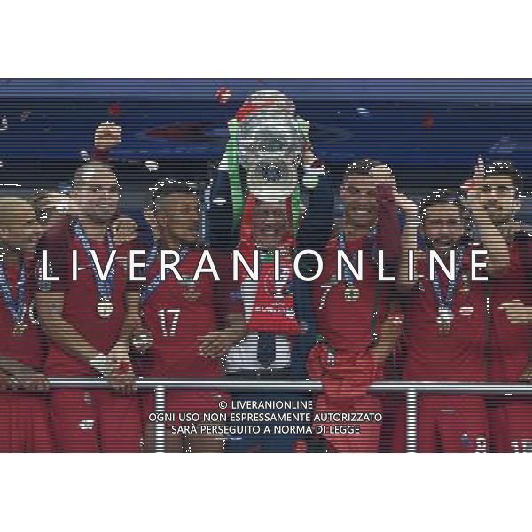 UEFA Francia EURO 2016 Final Tournament Final Parigi Saint-Denis - 10.07.2016 Portogallo-Francia Nella Foto: fernando santos festeggia sul palco e alza la coppa /Ph.Vitez-Ag. Aldo Liverani