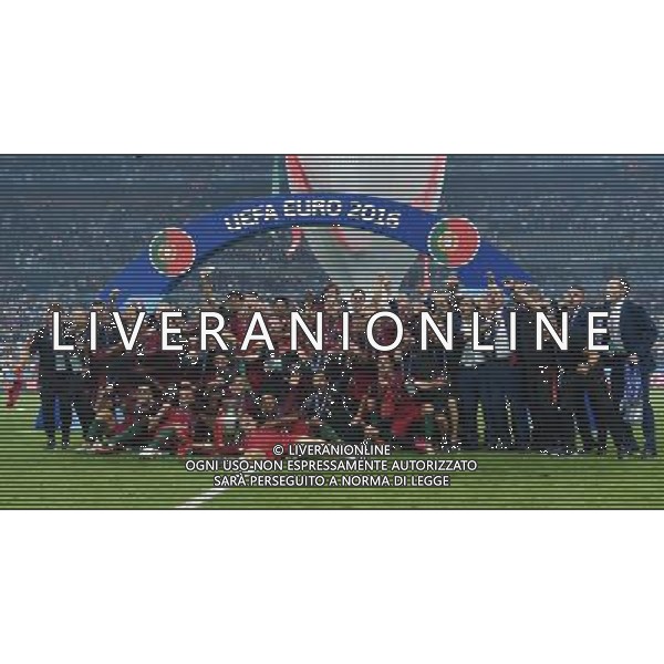 UEFA Francia EURO 2016 Final Tournament Final Parigi Saint-Denis - 10.07.2016 Portogallo-Francia Nella Foto:foto di gruppo portogallo con la coppa /Ph.Vitez-Ag. Aldo Liverani