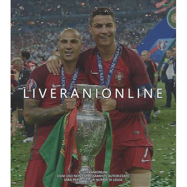 UEFA Francia EURO 2016 Final Tournament Final Parigi Saint-Denis - 10.07.2016 Portogallo-Francia Nella Foto: cristiano ronaldo con la coppa e quaresma /Ph.Vitez-Ag. Aldo Liverani