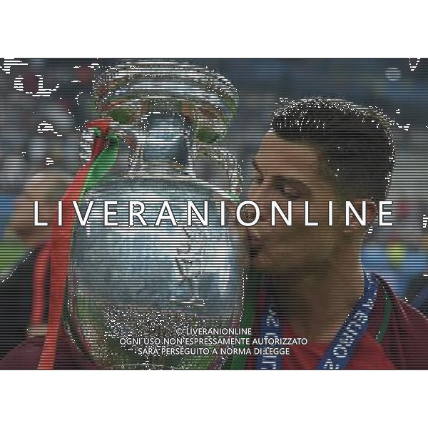 UEFA Francia EURO 2016 Final Tournament Final Parigi Saint-Denis - 10.07.2016 Portogallo-Francia Nella Foto: cristiano ronaldo bacia la coppa /Ph.Vitez-Ag. Aldo Liverani