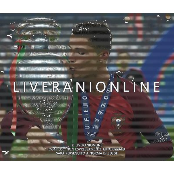 UEFA Francia EURO 2016 Final Tournament Final Parigi Saint-Denis - 10.07.2016 Portogallo-Francia Nella Foto: cristiano ronaldo bacia la coppa /Ph.Vitez-Ag. Aldo Liverani