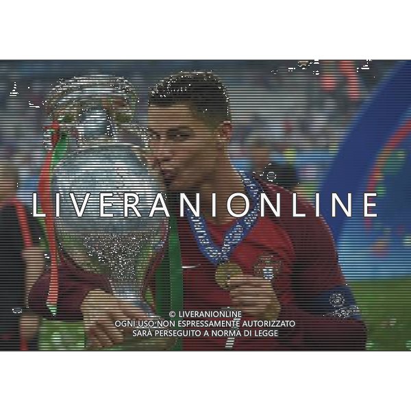 UEFA Francia EURO 2016 Final Tournament Final Parigi Saint-Denis - 10.07.2016 Portogallo-Francia Nella Foto: cristiano ronaldo bacia la coppa /Ph.Vitez-Ag. Aldo Liverani