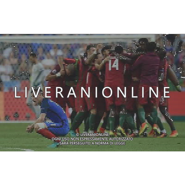 UEFA Francia EURO 2016 Final Tournament Final Parigi Saint-Denis - 10.07.2016 Portogallo-Francia Nella Foto:delusione konscielny - abbracci esultanza portogallo /Ph.Vitez-Ag. Aldo Liverani
