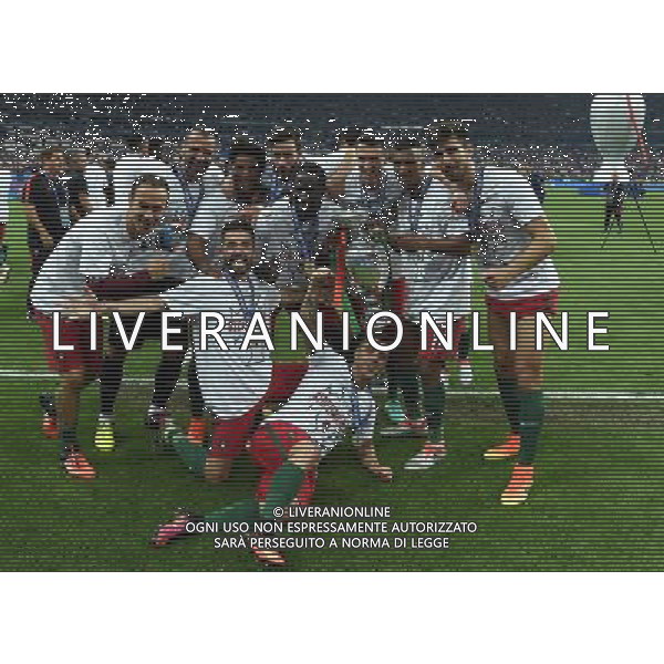 UEFA Francia EURO 2016 Final Tournament Final Parigi Saint-Denis - 10.07.2016 Portogallo-Francia Nella Foto: l\'esultanza dei giocatori del portogallo che festeggiano con la coppa /Ph.Vitez-Ag. Aldo Liverani