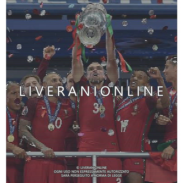 UEFA Francia EURO 2016 Final Tournament Final Parigi Saint-Denis - 10.07.2016 Portogallo-Francia Nella Foto:Pepe con la coppa /Ph.Vitez-Ag. Aldo Liverani