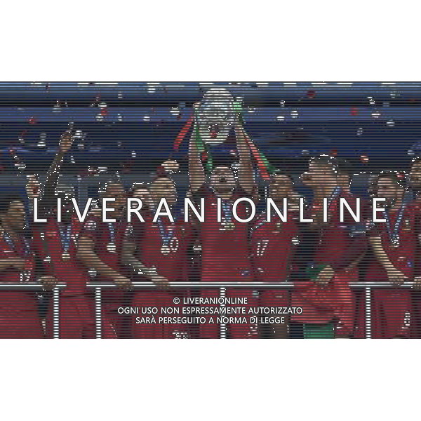 UEFA Francia EURO 2016 Final Tournament Final Parigi Saint-Denis - 10.07.2016 Portogallo-Francia Nella Foto:Pepe con la coppa /Ph.Vitez-Ag. Aldo Liverani