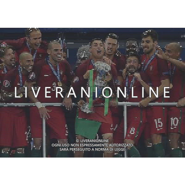UEFA Francia EURO 2016 Final Tournament Final Parigi Saint-Denis - 10.07.2016 Portogallo-Francia Nella Foto:Premiazione Cristiano Ronaldo alza la coppa /Ph.Vitez-Ag. Aldo Liverani