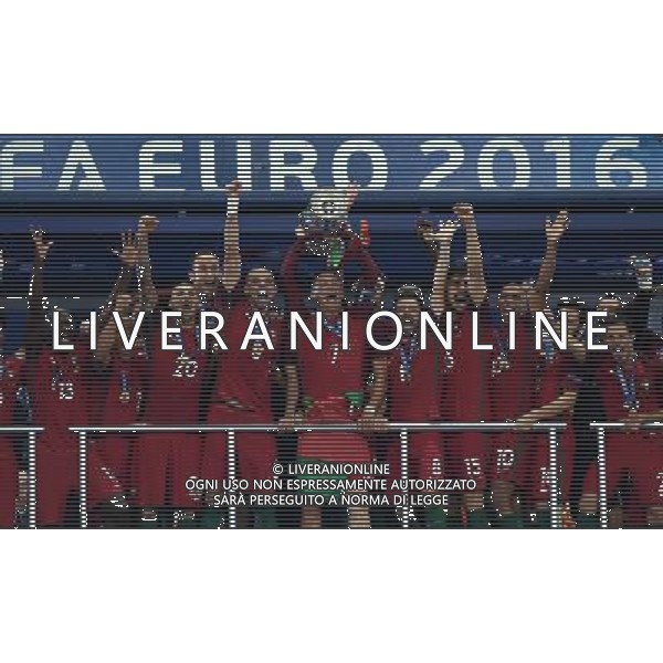 UEFA Francia EURO 2016 Final Tournament Final Parigi Saint-Denis - 10.07.2016 Portogallo-Francia Nella Foto:Premiazione Cristiano Ronaldo alza la coppa /Ph.Vitez-Ag. Aldo Liverani