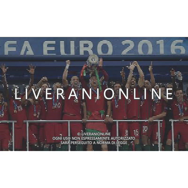 UEFA Francia EURO 2016 Final Tournament Final Parigi Saint-Denis - 10.07.2016 Portogallo-Francia Nella Foto:Premiazione Cristiano Ronaldo alza la coppa /Ph.Vitez-Ag. Aldo Liverani
