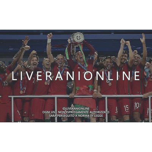 UEFA Francia EURO 2016 Final Tournament Final Parigi Saint-Denis - 10.07.2016 Portogallo-Francia Nella Foto:Premiazione Cristiano Ronaldo alza la coppa /Ph.Vitez-Ag. Aldo Liverani