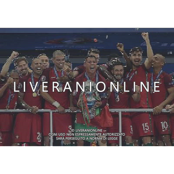 UEFA Francia EURO 2016 Final Tournament Final Parigi Saint-Denis - 10.07.2016 Portogallo-Francia Nella Foto:Premiazione Cristiano Ronaldo alza la coppa /Ph.Vitez-Ag. Aldo Liverani
