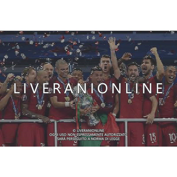 UEFA Francia EURO 2016 Final Tournament Final Parigi Saint-Denis - 10.07.2016 Portogallo-Francia Nella Foto:Premiazione Cristiano Ronaldo alza la coppa /Ph.Vitez-Ag. Aldo Liverani