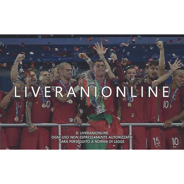 UEFA Francia EURO 2016 Final Tournament Final Parigi Saint-Denis - 10.07.2016 Portogallo-Francia Nella Foto:Premiazione Cristiano Ronaldo alza la coppa /Ph.Vitez-Ag. Aldo Liverani