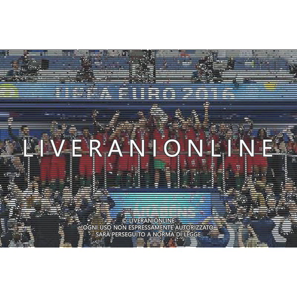 UEFA Francia EURO 2016 Final Tournament Final Parigi Saint-Denis - 10.07.2016 Portogallo-Francia Nella Foto:Premiazione Cristiano Ronaldo alza la coppa /Ph.Vitez-Ag. Aldo Liverani