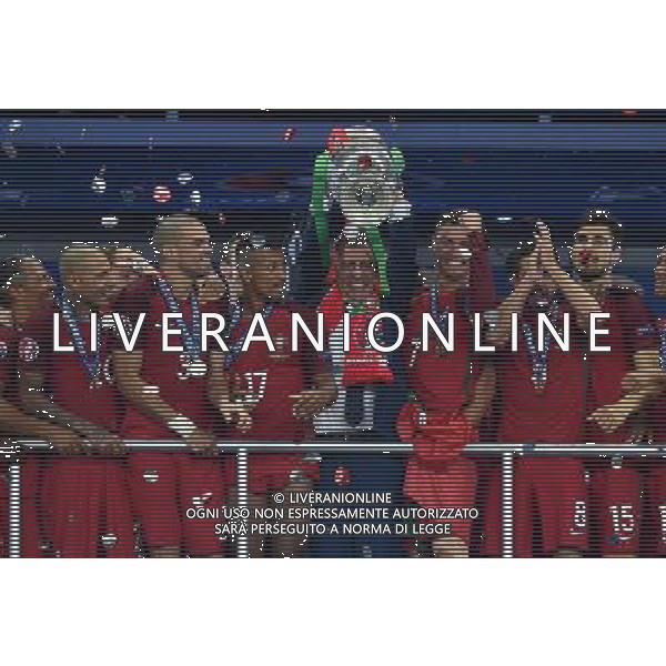 UEFA Francia EURO 2016 Final Tournament Final Parigi Saint-Denis - 10.07.2016 Portogallo-Francia Nella Foto:Santos Fernando con la coppa /Ph.Vitez-Ag. Aldo Liverani