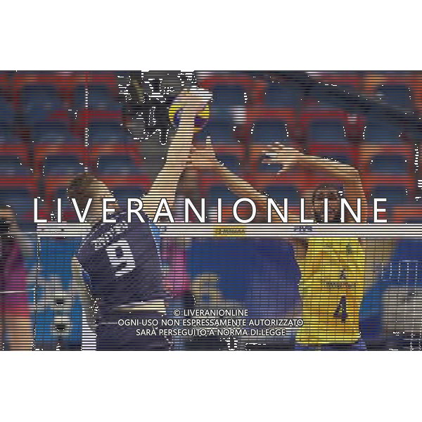 13.07.2016 KRAKOW TAURON ARENA UL. LEMA 7 ( POLAND ) SIATKOWKA MEZCZYZN ( MEN\'S VOLLEYBALL ) FINAL LIGI SWIATOWEJ 2016 - FINAL SIX ( FIVB WORLD LEAGUE FINALS KRAKOW 2016 ) MECZ BRAZYLIA - WLOCHY ( GAME BRAZIL - ITALY ) NZ ATAKUJE (L) IVAN ZAYTSEV BLOK (P) WALLACE DE SOUZA FOTO JAKUB PIASECKI / CYFRASPORT / NEWSPIX.PL --- Newspix.pl AG ALDO LIVERANI SAS ONLY ITALY *** Local Caption *** www.newspix.pl mail us: info@newspix.pl call us: 0048 022 23 22 222 --- Polish Picture Agency by Ringier Axel Springer Poland