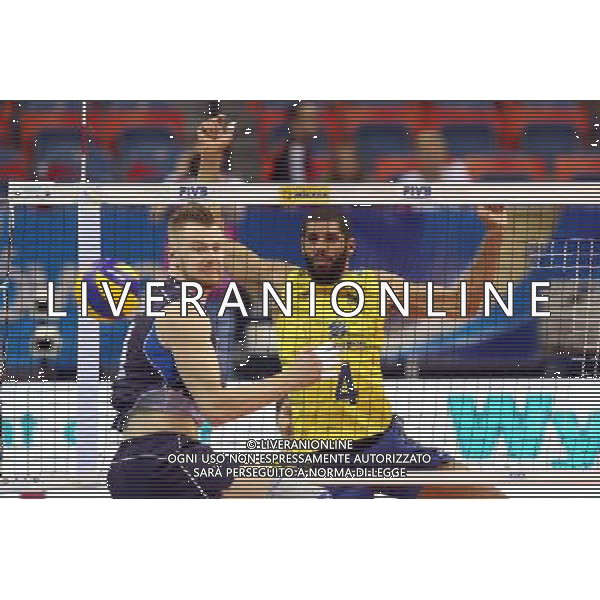13.07.2016 KRAKOW TAURON ARENA UL. LEMA 7 ( POLAND ) SIATKOWKA MEZCZYZN ( MEN\'S VOLLEYBALL ) FINAL LIGI SWIATOWEJ 2016 - FINAL SIX ( FIVB WORLD LEAGUE FINALS KRAKOW 2016 ) MECZ BRAZYLIA - WLOCHY ( GAME BRAZIL - ITALY ) NZ ATAK (L) IVAN ZAYTSEV ZATRZYMANY BLOKIEM (P) WALLACE DE SOUZA FOTO JAKUB PIASECKI / CYFRASPORT / NEWSPIX.PL --- Newspix.pl AG ALDO LIVERANI SAS ONLY ITALY *** Local Caption *** www.newspix.pl mail us: info@newspix.pl call us: 0048 022 23 22 222 --- Polish Picture Agency by Ringier Axel Springer Poland