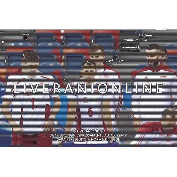 13.07.2016 KRAKOW TAURON ARENA UL. LEMA 7 ( POLAND ) SIATKOWKA MEZCZYZN ( MEN\'S VOLLEYBALL ) FINAL LIGI SWIATOWEJ 2016 - FINAL SIX ( FIVB WORLD LEAGUE FINALS KRAKOW 2016 ) MECZ POLSKA - FRANCJA ( GAME POLAND - FRANCE ) NZ BARTOSZ KUREK BARTOSZ KUREK ROZPOCZYNA MECZ W KWADRACIE DLA REZERWOWYCH (L) PIOTR NOWAKOWSKI , (P) MARCIN MOZDZONEK FOTO JAKUB PIASECKI / CYFRASPORT / NEWSPIX.PL --- Newspix.pl