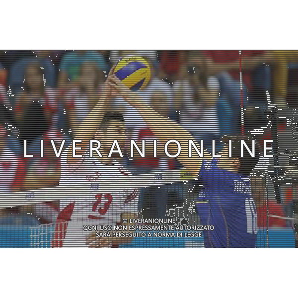 13.07.2016 KRAKOW TAURON ARENA UL. LEMA 7 ( POLAND ) SIATKOWKA MEZCZYZN ( MEN\'S VOLLEYBALL ) FINAL LIGI SWIATOWEJ 2016 - FINAL SIX ( FIVB WORLD LEAGUE FINALS KRAKOW 2016 ) MECZ POLSKA - FRANCJA ( GAME POLAND - FRANCE ) NZ (L) MICHAL KUBIAK (P) THIBAULT ROSSARD FOTO JAKUB PIASECKI / CYFRASPORT / NEWSPIX.PL --- Newspix.pl *** Local Caption *** www.newspix.pl mail us: info@newspix.pl call us: 0048 022 23 22 222 --- Polish Picture Agency by Ringier Axel Springer Poland
