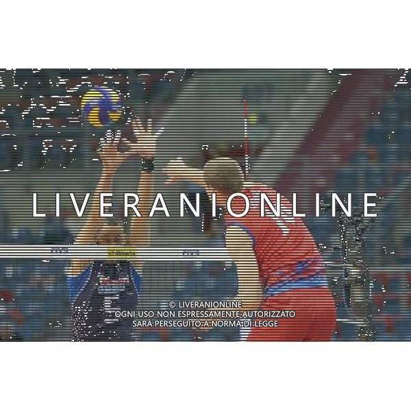 2016.07.16 KRAKOW - TAURON ARENA LIGA SWIATOWA SIATKOWKA MEZCZYZN POL FINAL SERBIA - WLOCHY NZ NEVEN MAJSTROVIC SERBIA OSMANY JUANTORENA WLOCHY FOT. LUKASZ WIESZALA / FOKUSMEDIA / NEWSPIX.PL --- Newspix.pl AG ALDO LIVERANI SAS ONLY ITALY *** Local Caption *** www.newspix.pl mail us: info@newspix.pl call us: 0048 022 23 22 222 --- Polish Picture Agency by Ringier Axel Springer Poland