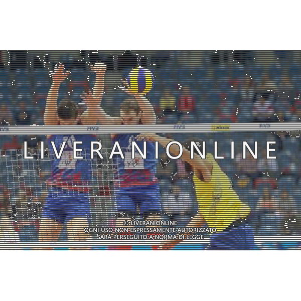 2016.07.17 KRAKOW - TAURON ARENA LIGA SWIATOWA SIATKOWKA FINAL SERBIA - BRAZYLIA NZ WALLACE DE SOUZA BRAZYLIAMARKO IVOVIC SERBIASRECKO LISINAC SERBIA FOT LUKASZ WIESZALA / FOKUSMEDIA / NEWSPIX.PL --- Newspix.pl --- Newspix.pl/ AGENZIA ALDO LIVERANI SAS - ITALY ONLY - EDITORIAL USE ONLY- SERBIA - BRASILE Volley Men World League 2016 - FINAL SIX (FINALE ) CRACOVIA POLONIA 17/07/2016