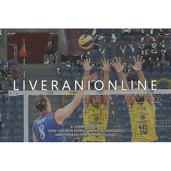 2016.07.17 KRAKOW - TAURON ARENA LIGA SWIATOWA SIATKOWKA FINAL SERBIA - BRAZYLIA NZ MARKO IVOVIC SERBIA LUCAS SAATKAMP BRAZYLIA FOT LUKASZ WIESZALA / FOKUSMEDIA / NEWSPIX.PL --- Newspix.pl --- Newspix.pl/ AGENZIA ALDO LIVERANI SAS - ITALY ONLY - EDITORIAL USE ONLY- SERBIA - BRASILE Volley Men World League 2016 - FINAL SIX (FINALE ) CRACOVIA POLONIA 17/07/2016