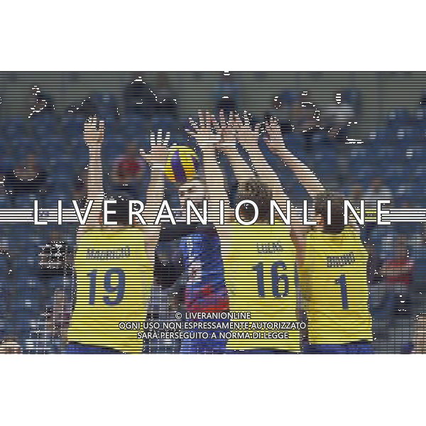 2016.07.17 KRAKOW - TAURON ARENA LIGA SWIATOWA SIATKOWKA FINAL SERBIA - BRAZYLIA NZ MAURICIO BORGES ALMEIDA LILVA BRAZYLIA LUCAS SAATKAMP BRAZYLIA FOT LUKASZ WIESZALA / FOKUSMEDIA / NEWSPIX.PL --- Newspix.pl --- Newspix.pl/ AGENZIA ALDO LIVERANI SAS - ITALY ONLY - EDITORIAL USE ONLY- SERBIA - BRASILE Volley Men World League 2016 - FINAL SIX (FINALE ) CRACOVIA POLONIA 17/07/2016