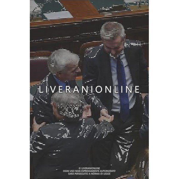 Camera dei Deputati voto sulla questione di fiducia posta dal Governo sull\'approvazione dell\'articolo unico del disegno di legge di conversione in legge del decreto-legge \' misure finanziarie urgenti per gli enti territoriali e il territorio \' - Roma - 21.07.2016 - nella foto: Lorenzo Guerini stringe la mano a Renato Brunetta di spalle / Ph. Corradetti - AG. ALDO LIVERANI SAS
