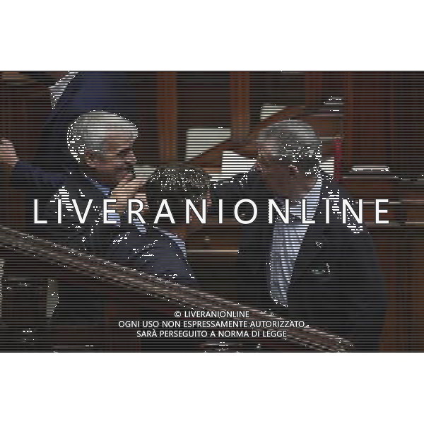 Camera dei Deputati voto sulla questione di fiducia posta dal Governo sull\'approvazione dell\'articolo unico del disegno di legge di conversione in legge del decreto-legge \' misure finanziarie urgenti per gli enti territoriali e il territorio \' - Roma - 21.07.2016 - nella foto: Umberto Bossi da un colpo a Rocco Palese / Ph. Corradetti - AG. ALDO LIVERANI SAS