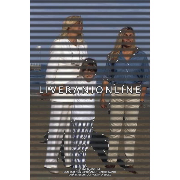 Mara Venier, pseudonimo di Mara Povoleri, attrice e conduttrice televisiva italiana. - Retrospettiva nella foto con la sorella Roberta e la nipote nel 1995 © Archivio / AGENZIA ALDO LIVERANI SAS