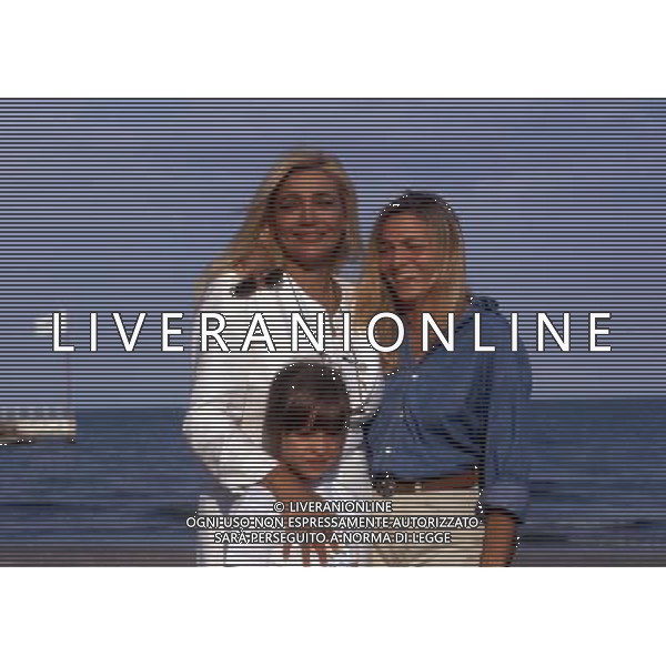 Mara Venier, pseudonimo di Mara Povoleri, attrice e conduttrice televisiva italiana. - Retrospettiva nella foto con la sorella Roberta e la nipote nel 1995 © Archivio / AGENZIA ALDO LIVERANI SAS