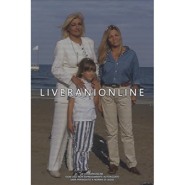 Mara Venier, pseudonimo di Mara Povoleri, attrice e conduttrice televisiva italiana. - Retrospettiva nella foto con la sorella Roberta e la nipote nel 1995 © Archivio / AGENZIA ALDO LIVERANI SAS