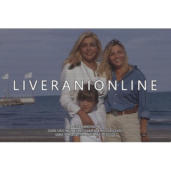 Mara Venier, pseudonimo di Mara Povoleri, attrice e conduttrice televisiva italiana. - Retrospettiva nella foto con la sorella Roberta e la nipote nel 1995 © Archivio / AGENZIA ALDO LIVERANI SAS