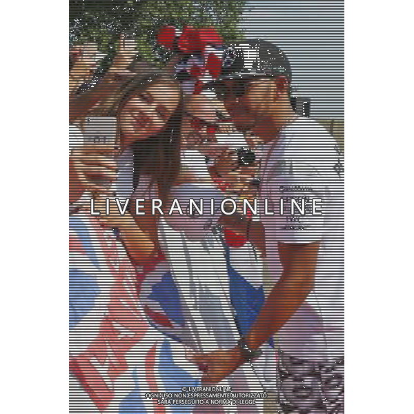 Lewis Hamilton (GBR) Mercedes AMG F1 with fans. 23.07.2016. Formula 1 World Championship, Rd 11, Hungarian Grand Prix, Budapest, Hungary, Qualifying Day. / AGENZIA ALDO LIVERANI SAS - ITALY ONLY EDITORIAL USE ONLY - GP F1 Ungheria - Prove Ufficiali Qualifiche